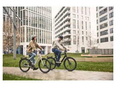 Deux personnes à vélo